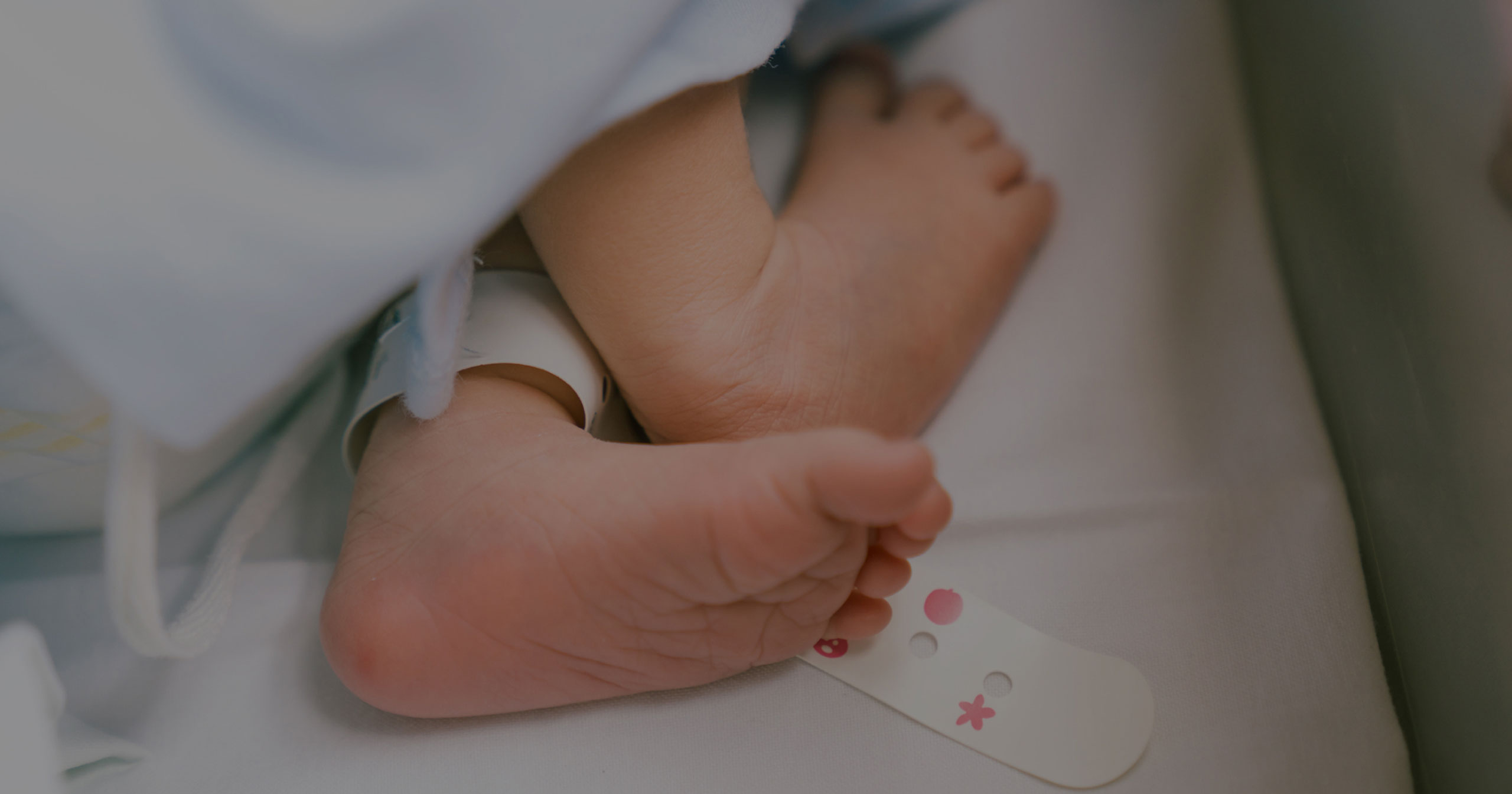 Tu bebé puede parecer completamente sano… pero algunas enfermedades no dan señales al nacer